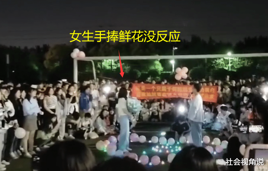 社会视角说 解围还是拆散？四川女生被表白不知所措，闺蜜冲进人群将其拽走