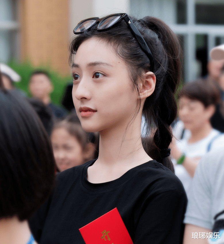 许晴|《天才基本法》开机现场，张子枫张新成好般配，女二号却抢镜了