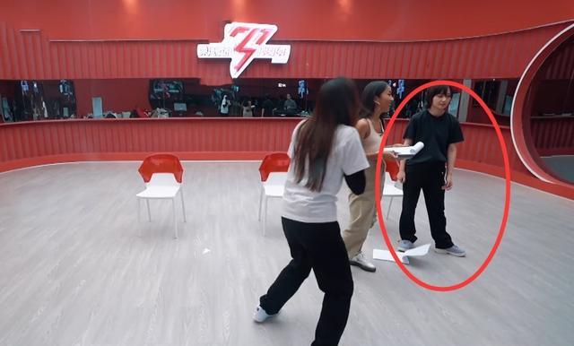 周笔畅|《浪姐2》最大牌姐姐！被导师批评后，周笔畅当众摔东西怒吼：不干了