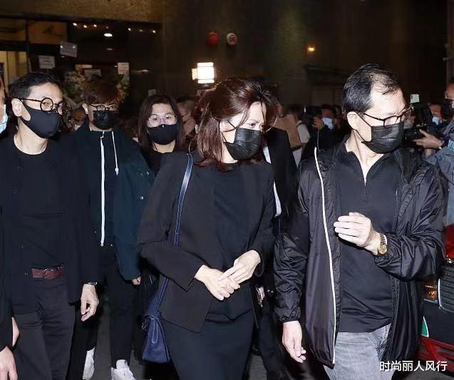 吴孟达|吴孟达出殡现场！大女儿一头红发气质高冷，身材高挑比妹妹瘦一圈