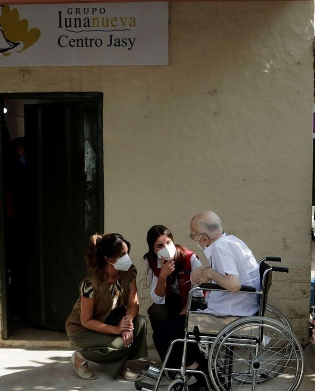 西班牙|两顶王冠,三个国家,15套着装,一篇看完西班牙王后忙而美的11月