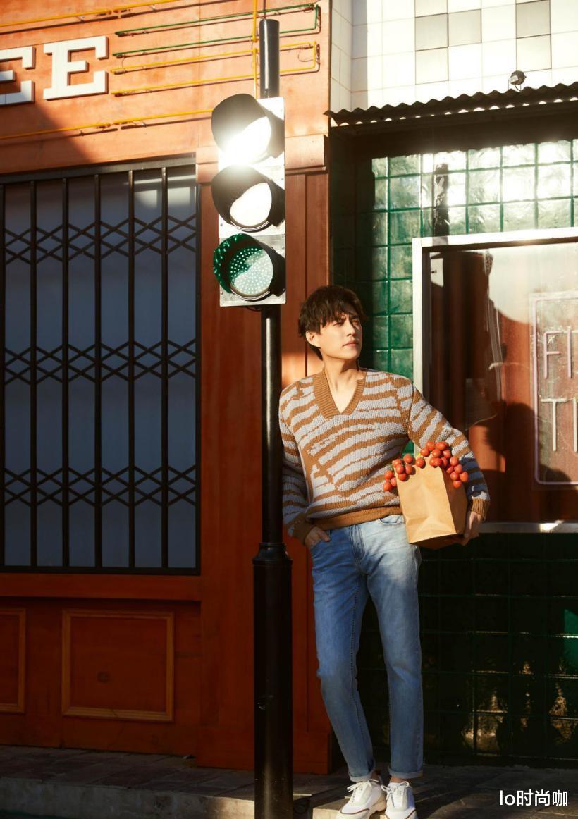 lo时尚咖|靳东“老干部”形象崩塌,一身休闲装简单有质感,走到哪都是焦点