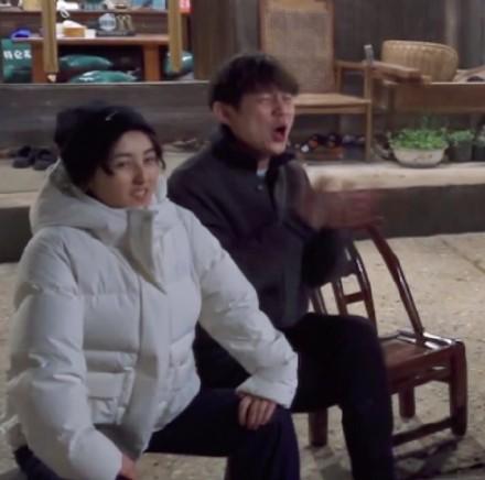 舜网 张子枫老大爷坐姿太过豪放上热搜！网友：给孩子留点面子吧