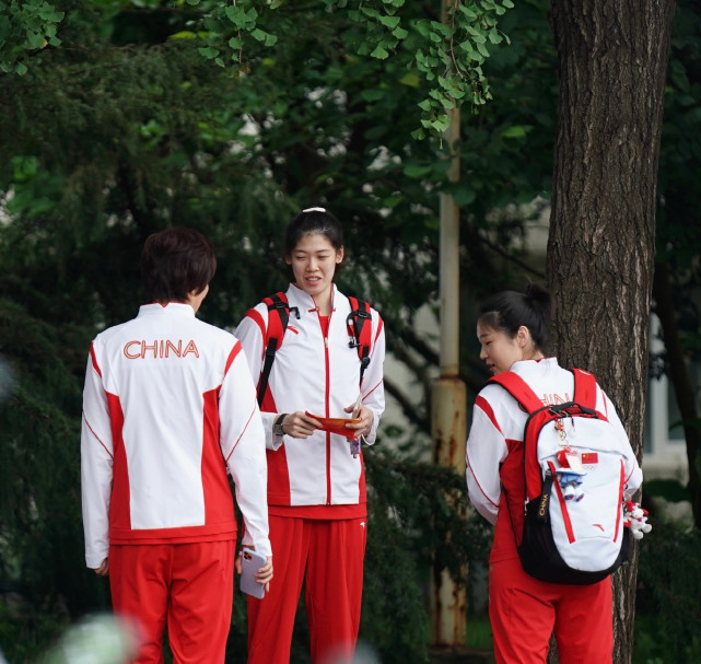 时尚风行派|整装待发！中国女排穿国货出征，郎平站C位比明星有排面，好年轻