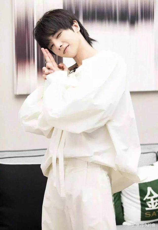 华晨宇|华晨宇演唱会遭粉丝疯狂吐槽，雪碧兑水烤串太贵，造型太油还假唱