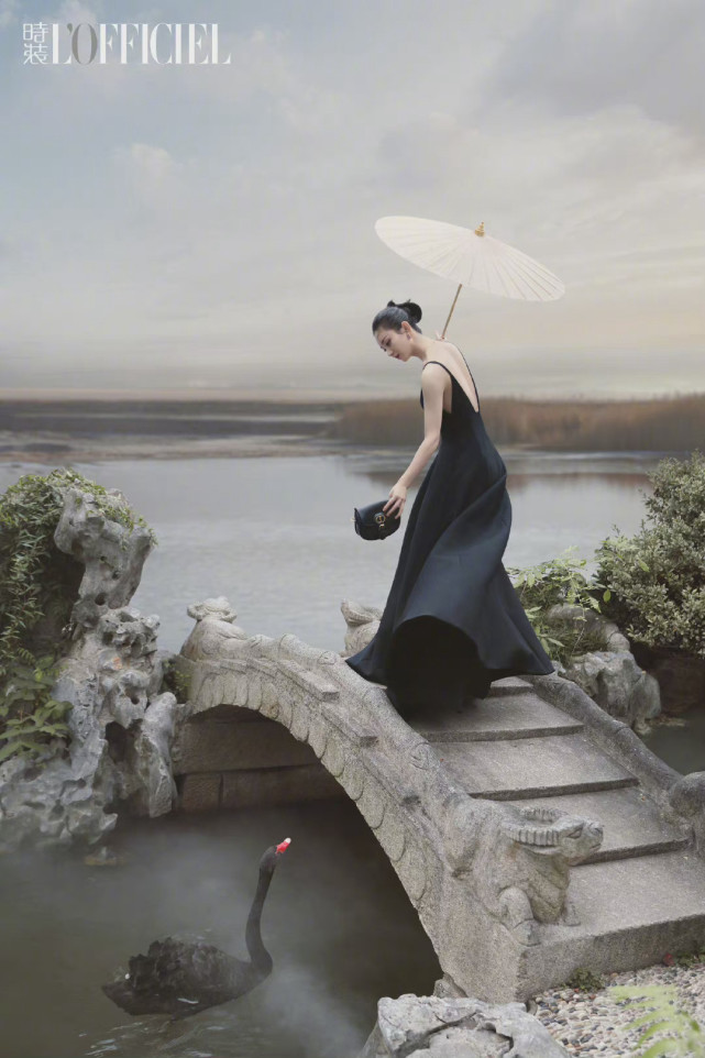 赵丽颖|赵丽颖古风大片美回巅峰！长裙搭斗篷比女侠飒气，绝美容颜太抢镜