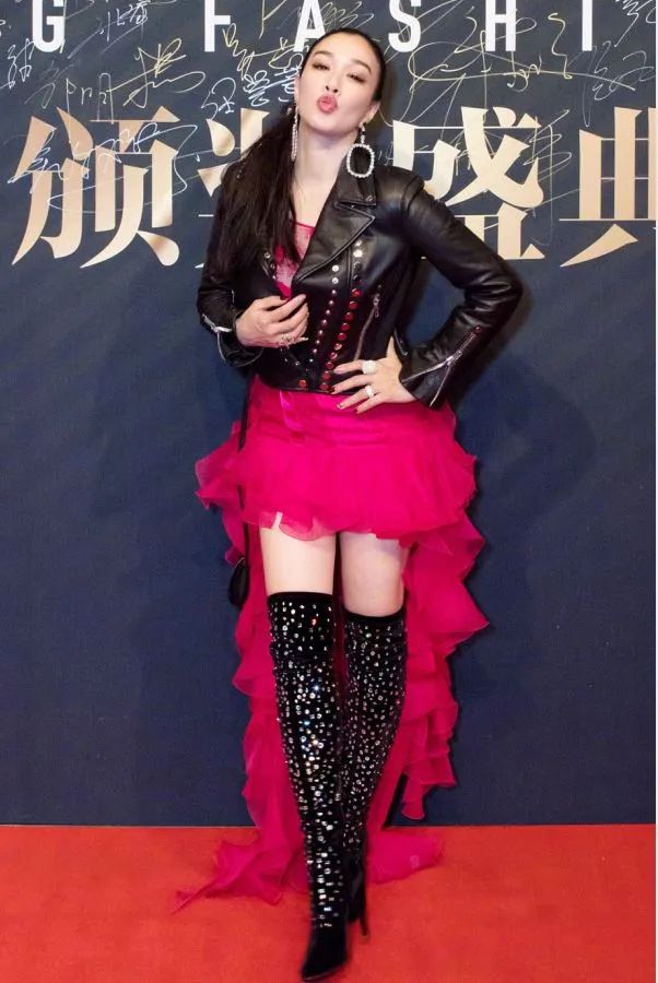 秋小爱|中年女明星红毯“作妖”，你姐在社会上，没什么不敢穿的