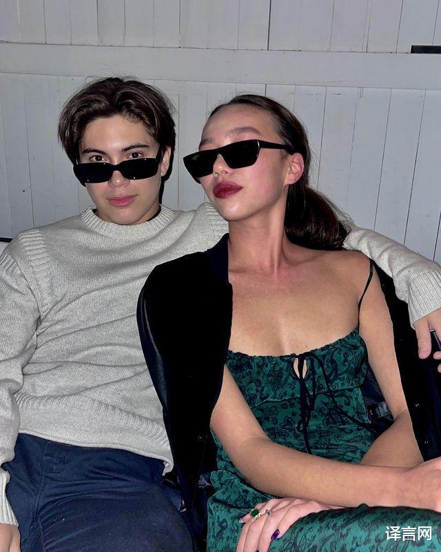 郭德纲|邓文迪17岁小千金游巴塞罗那,高颧骨太像妈,帅气男友相伴