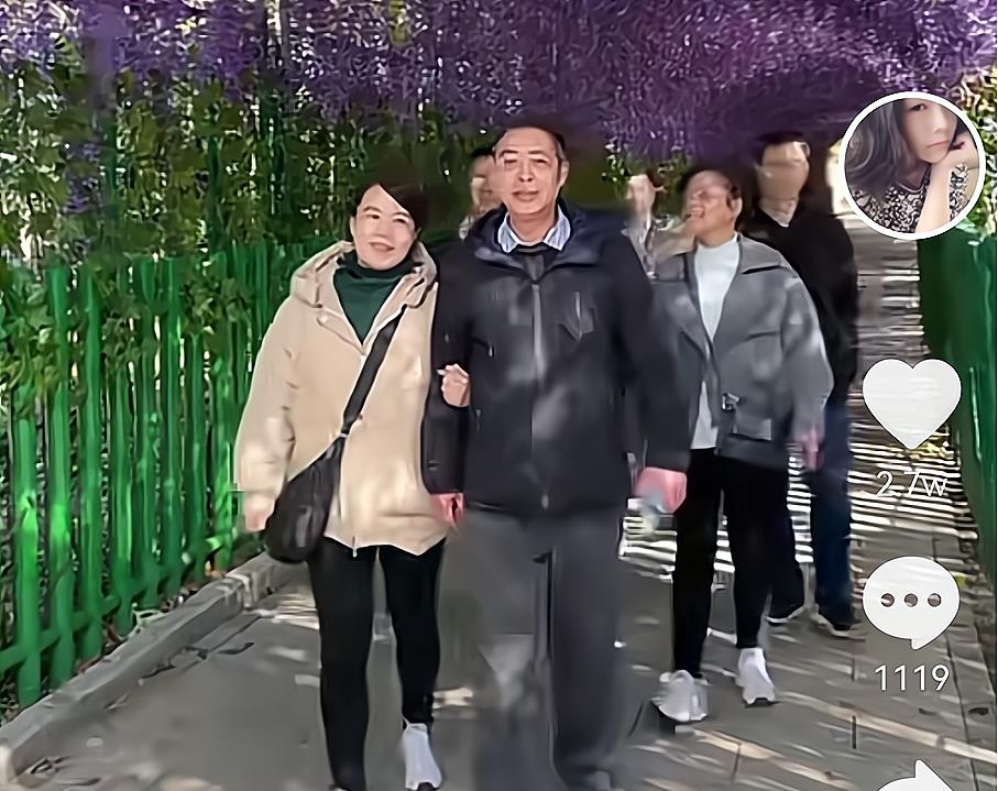 粉色|许敏挽着姚师兵的手,这次他们游浔阳景区,网友:许妈嫁给了爱情