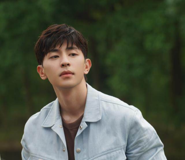 辛晶晶说|《夜旅人》路透曝光，邓伦拿着剧本给倪妮挡太阳超暖心，油头抢镜