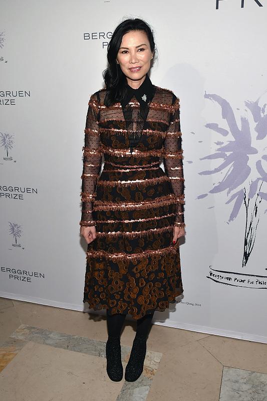 邓文迪|邓文迪保养的不错，和前夫同出席活动，打扮贵气很高级