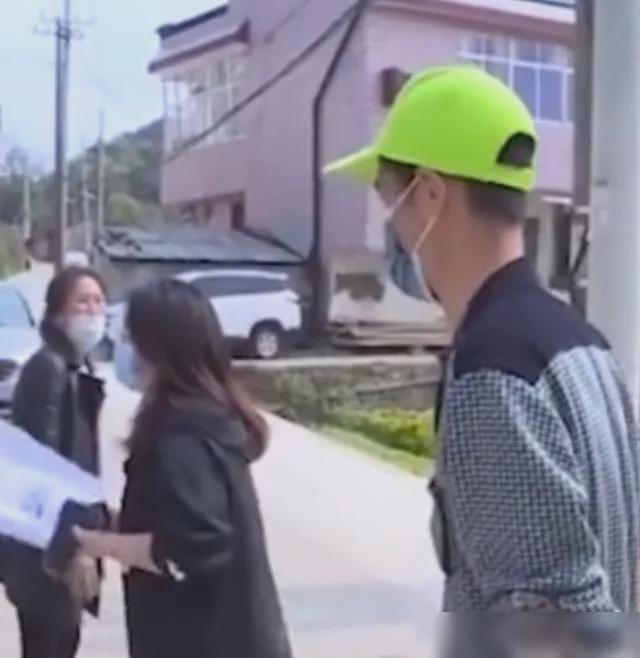 男子网购绿帽子亲手戴上,只为回应妻子