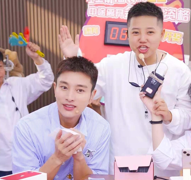 陈小春|陈小春带货翻车？签51万合同卖出五千元，曾用塑料片代替金片销售