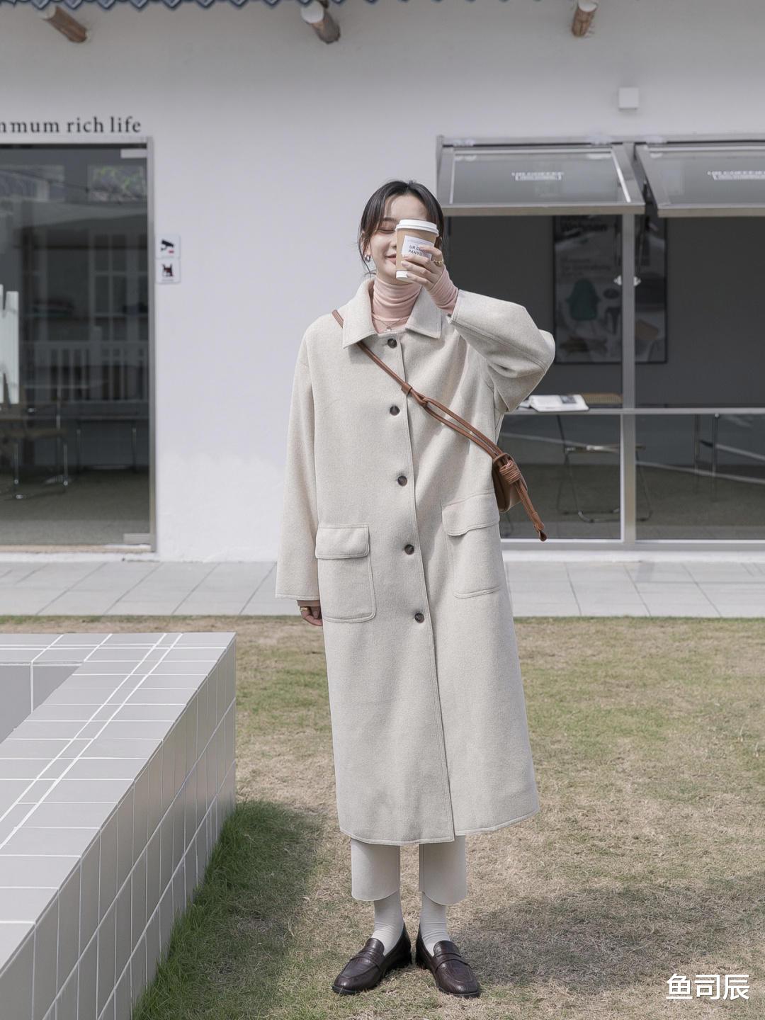 鱼司辰|职场法式穿搭指南,大u领针织衫+半身裙,穿起来气质又性感