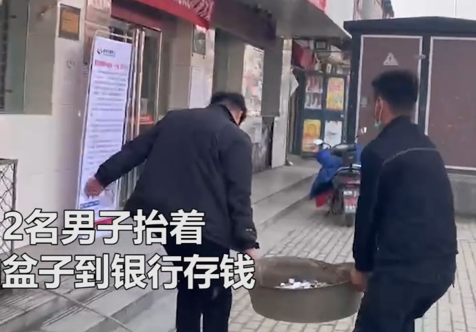 会玩!男子结婚朋友随“重”礼,9999枚硬币,存2家银行数7个小时