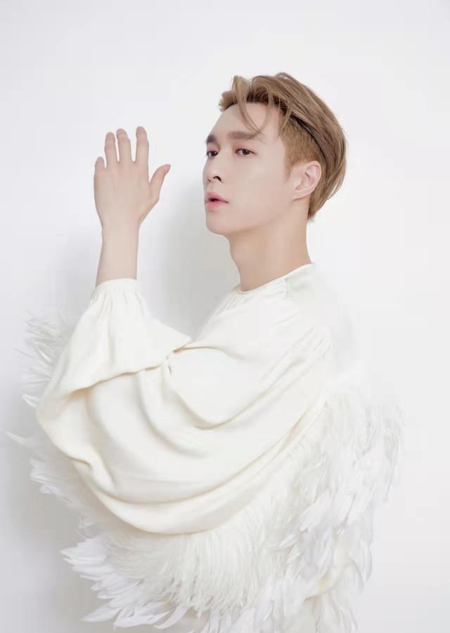 张艺兴|张艺兴的脸可塑性有点强:撞脸玛卡巴卡