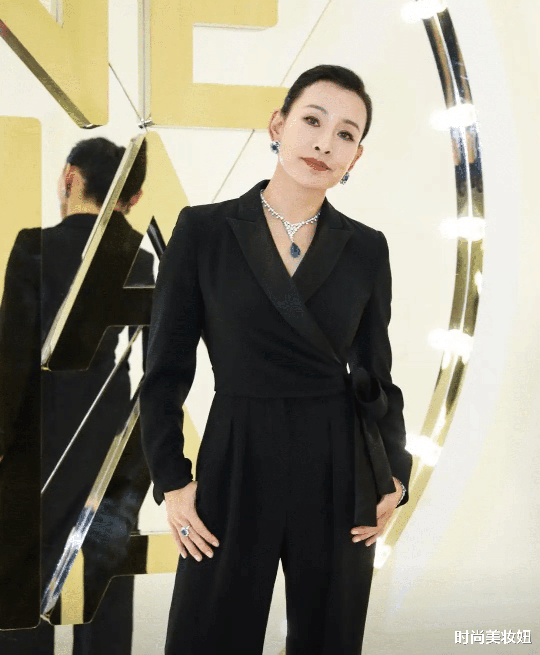 连衣裙|陈冲这回造型很成功，穿红色背心连衣裙配短发，减龄又显气质