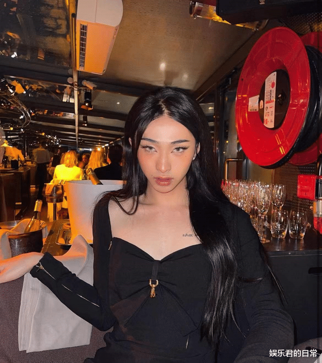 伊能静|伊能静儿子女装扮相过圣诞，长发浓妆小蛮腰抢镜，身材不输女明星