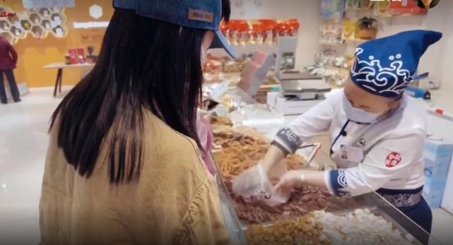 董洁|董洁和家人聚餐，素颜出镜眼袋重难掩疲惫，却自称像未长大的孩子