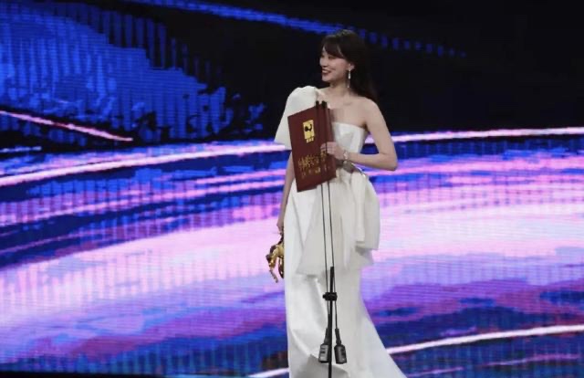 黄晓明|张小斐的获奖感言刚说完，就被李冰冰和黄晓明给喊住了！