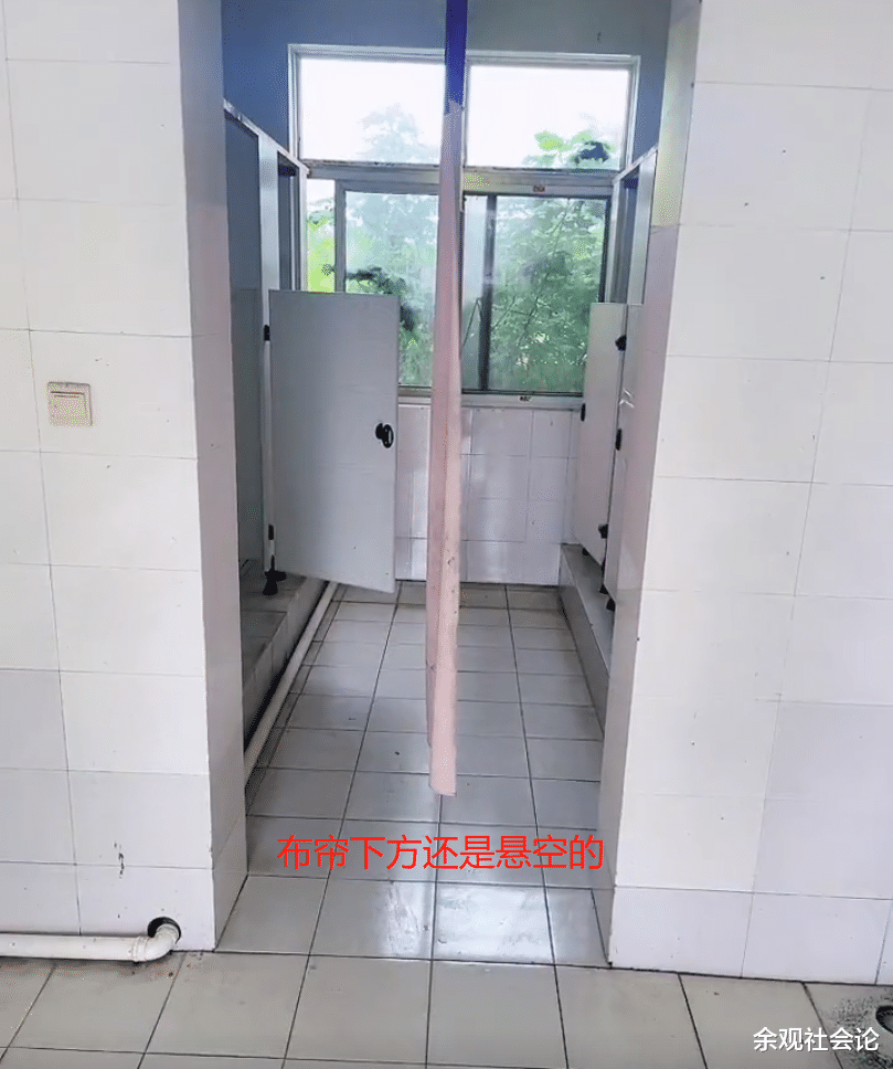 好尴尬!男女厕所共处一室中间只有一道拉帘,风一吹帘子四处飘动