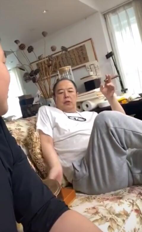 张铁林|64岁张铁林出席活动，怒怼主持人不做功课，室内抽雪茄吞云吐雾