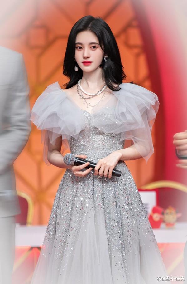 鞠婧祎|都说春晚是“最强照妖镜”，鞠婧祎长裙高清照被截图，颜值太真实