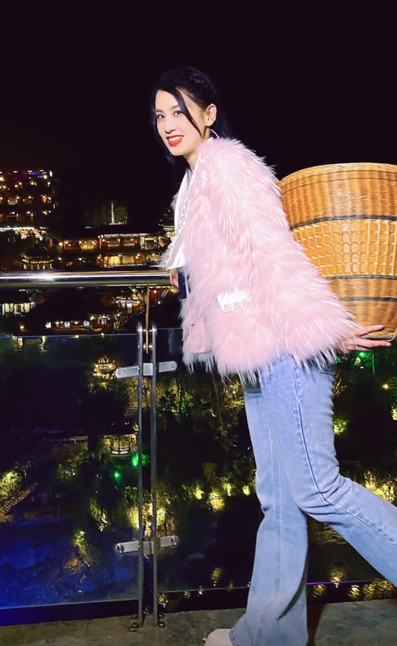 英雄岁月之王牌部队|富婆黄圣依背竹篓看夜景！穿4位数皮草太贵气，一双大长腿惹人羡