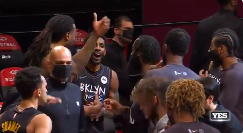 凯里·欧文|欧文摔倒后,杜兰特等人集体跑过去,哈登摸头杀+咧嘴大笑像个孩子