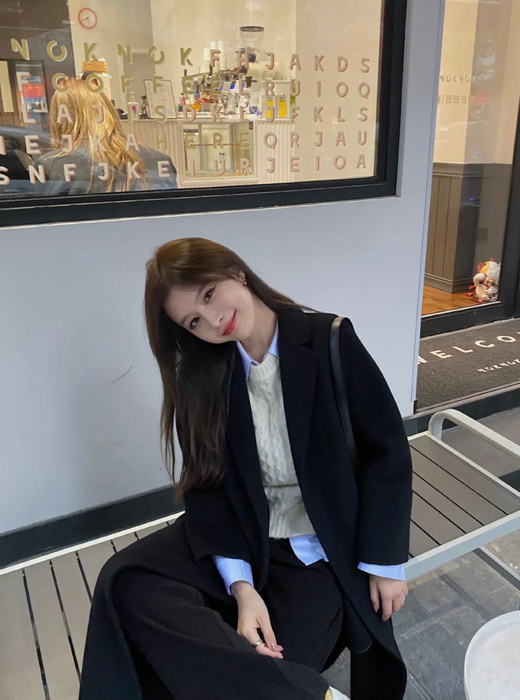 闲鱼有话说 大衣不要只会配打底衫，今年流行加个“马甲”，时髦显高还提气质