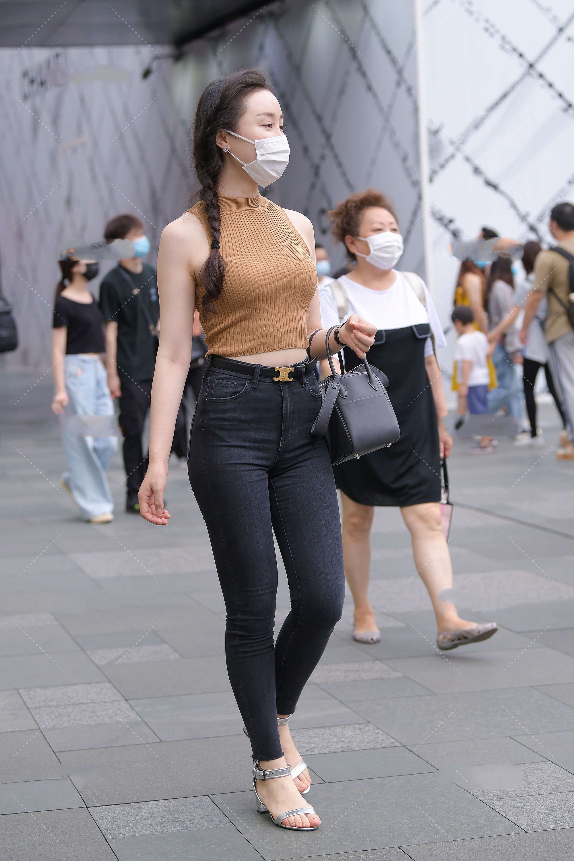 穿衣搭配|卡其色小上衣搭配深色牛仔裤，独辫的发型经典大气，增添色彩