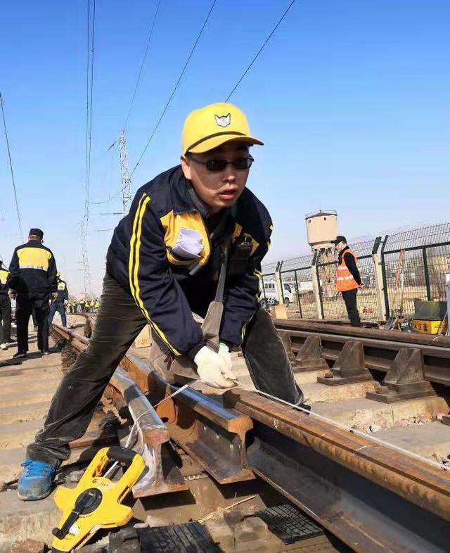 中国交通广播 中国交通新闻｜高质量施工，为道岔\＂强筋壮骨\＂