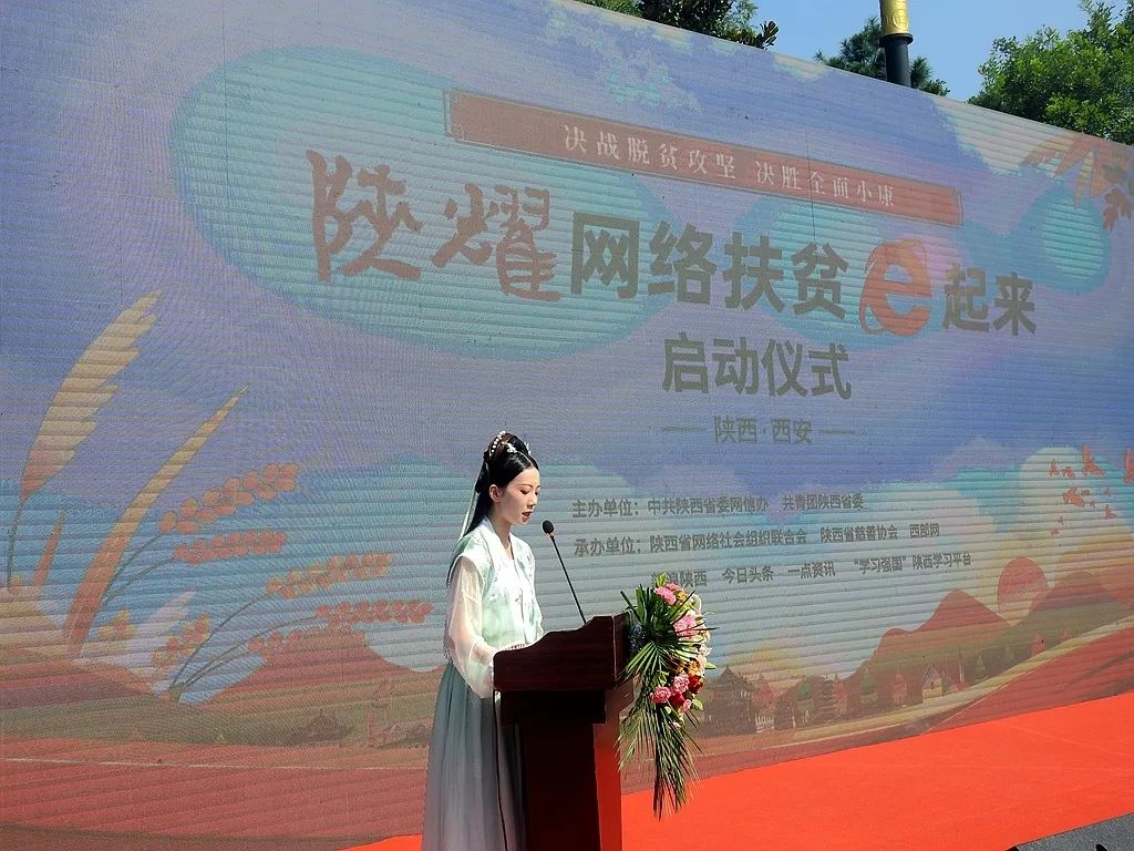 冯佳晨|两年前，大唐不夜城爆红的“不倒翁小姐姐”，又被骂上了热搜