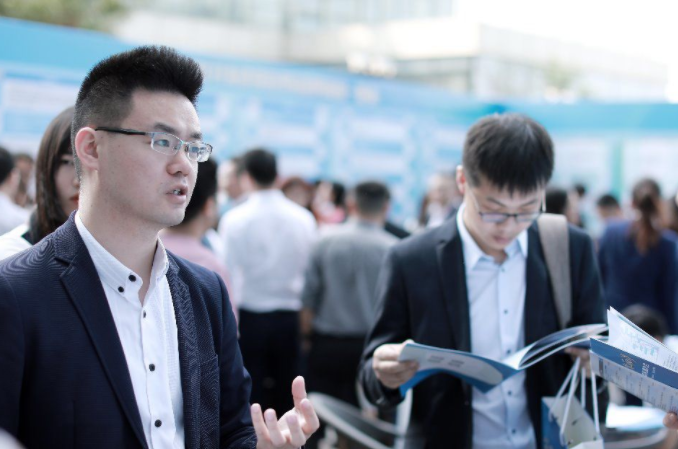 李念|面前5位领导，可你只有4杯水，大国企的面试题怎样回答为好