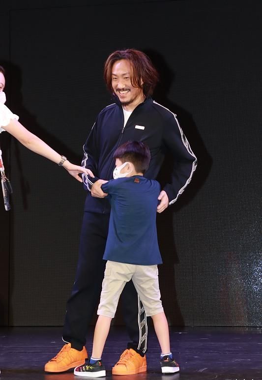 全球时尚号|郑中基一家四口合体，余思敏打扮太随性，一对儿女眼睛像爸