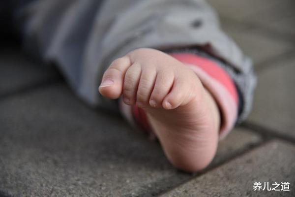 养儿之道|别给孩子买三种网红鞋,好看却有风险,久穿可能会导致孩子脚变形