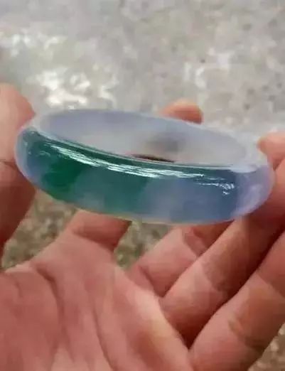 翡翠|视野丨1000万买下的翡翠毛料，一刀切出稀有的四色手镯！