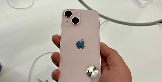 很多果粉朋友看到iPhone 13粉色版的时候,都有一眼心动的感觉?