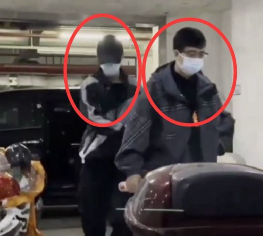 肖战|肖战一家三口同框，爸爸气质出众不输儿子，肖战一个细节可见人品