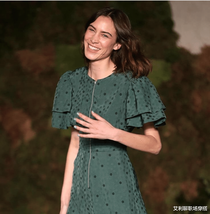 穿衣搭配|红与绿可以穿得很高级，跟时装精学配色，穿得活力又大气