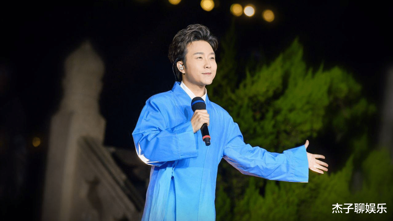 金球奖|歌手李玉刚雪中下跪惹争议！手握父亲似摆拍，网友：又来作秀了？