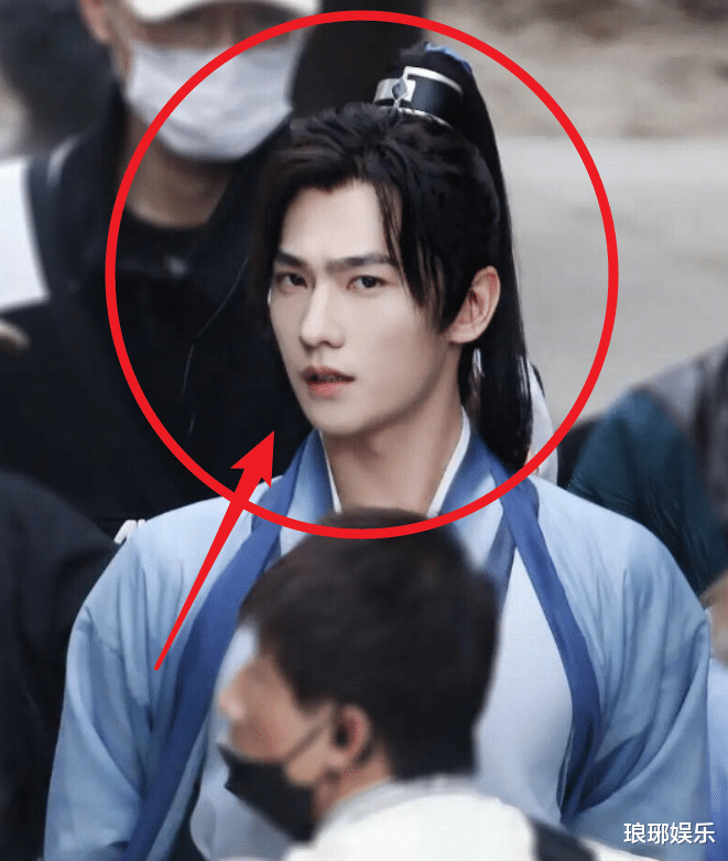 张丰毅|64岁张丰毅和杨洋晒合照，二人同框颜值好高，这身高差我却看愣了