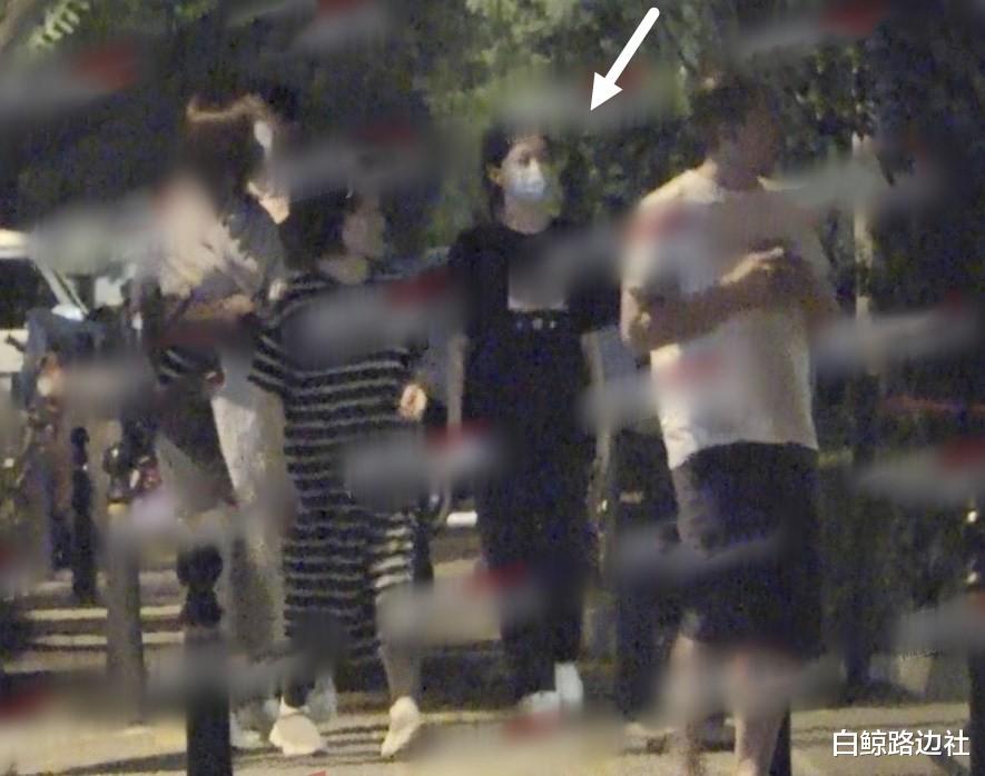 王菲|王菲15岁女儿近况曝光！穿露脐装秀大长腿，准继母主动帮她拎衣服