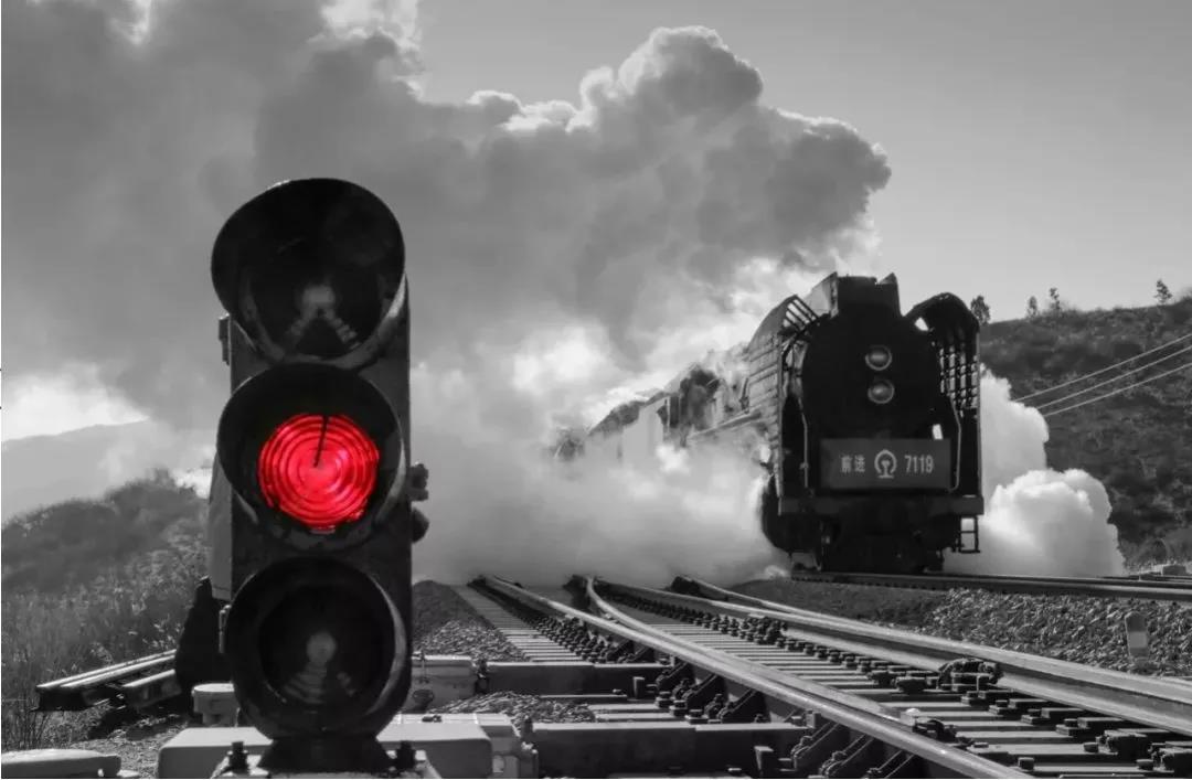 蕤宾有酒 内燃机车真的“过时”需要被淘汰吗？宝刀已老？