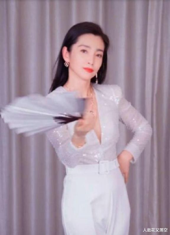 李冰冰|被网友上了一课！李冰冰晒动态，因穿着暴露被投诉，视频已被下架