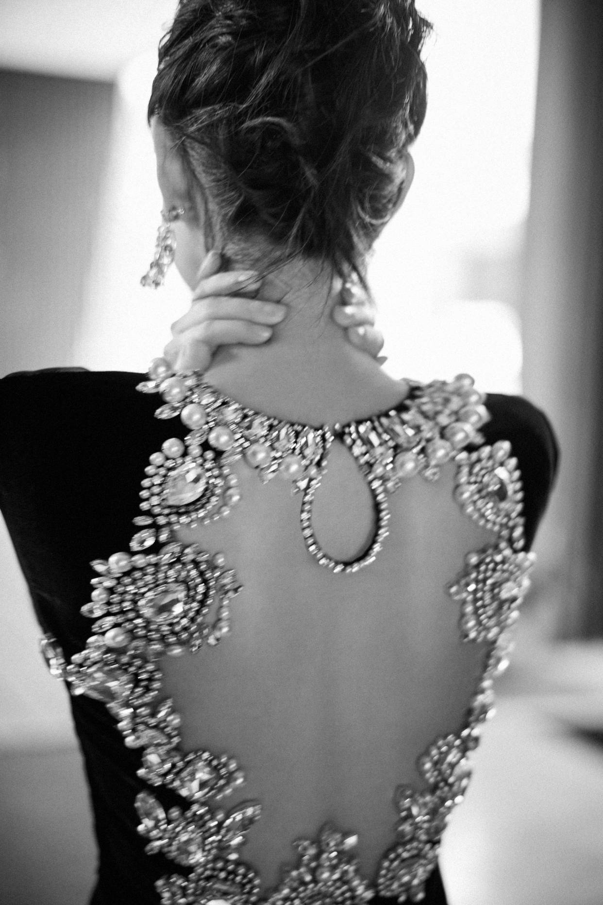 倪妮|倪妮大秀美背和美腿，我却被珠宝闪“瞎”了眼！