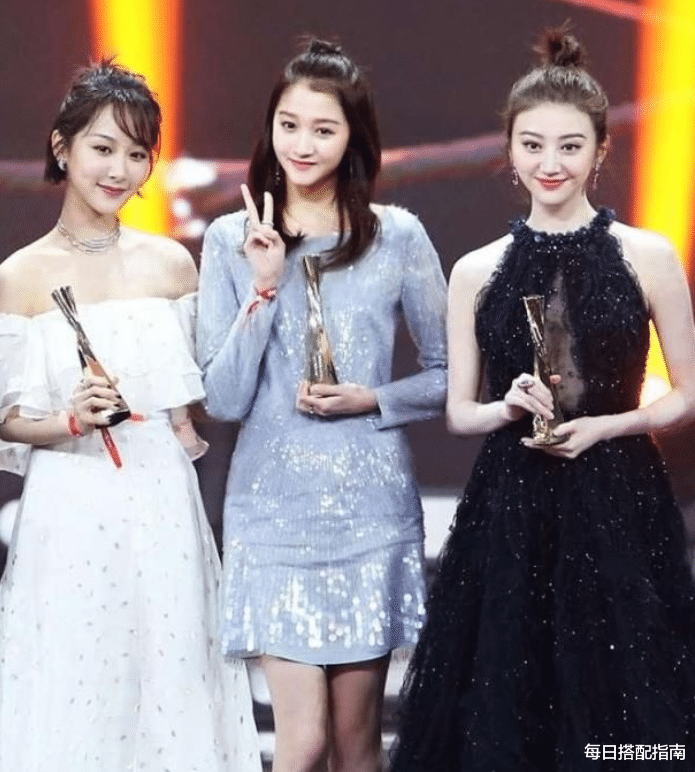 关晓彤|有一种美叫关晓彤，长得漂亮单看却显土气，但合照总能碾压别人