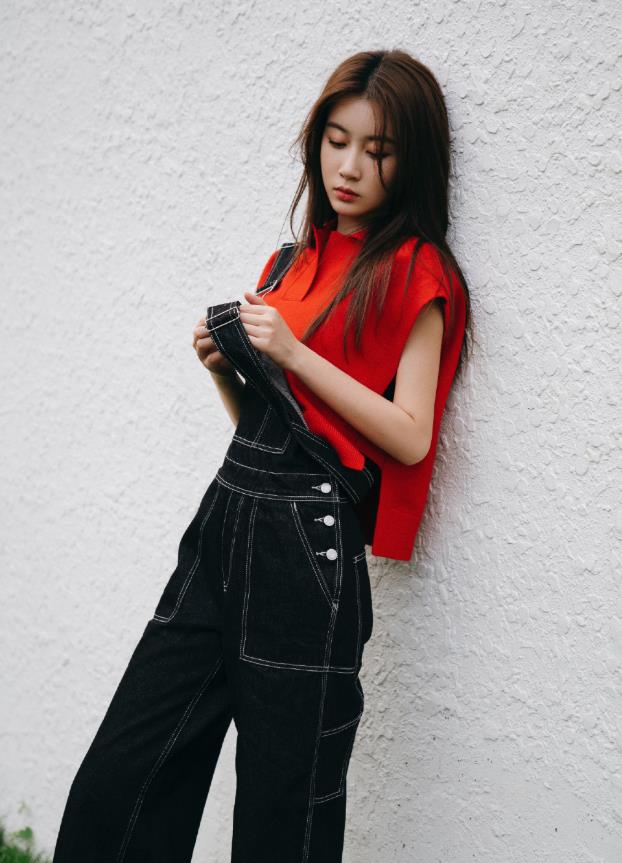 育妈计|“猫性美女”张雅卓，穿牛仔裤要掉不掉，凹出漫画腰让女生嫉妒