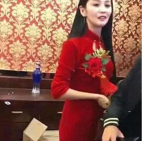 当妈愛生活 最“年轻岳母”走红，女儿婚礼哭得梨花带雨，网友：哭也美