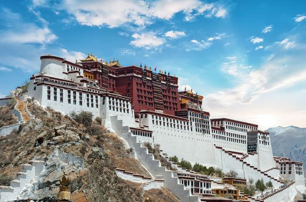 布达拉宫 世界上一半的黄金在布达拉宫？为建这座宫殿，到底花了多少珠宝